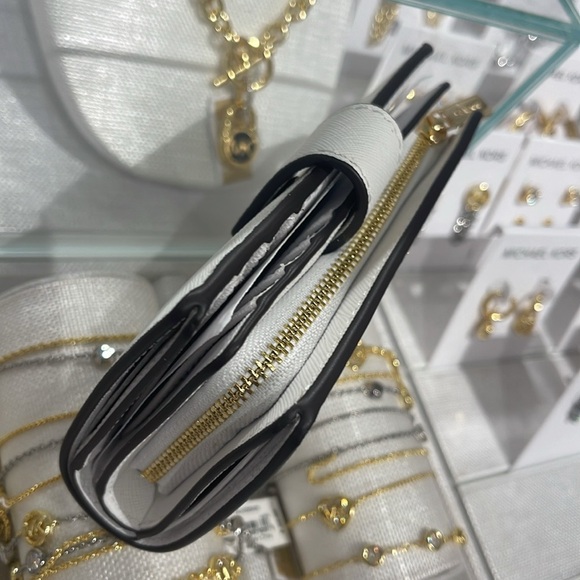 Michael Medium Crossgrain Leather Bifold Wallet
Optic White
NWT - Picture 11 of 16